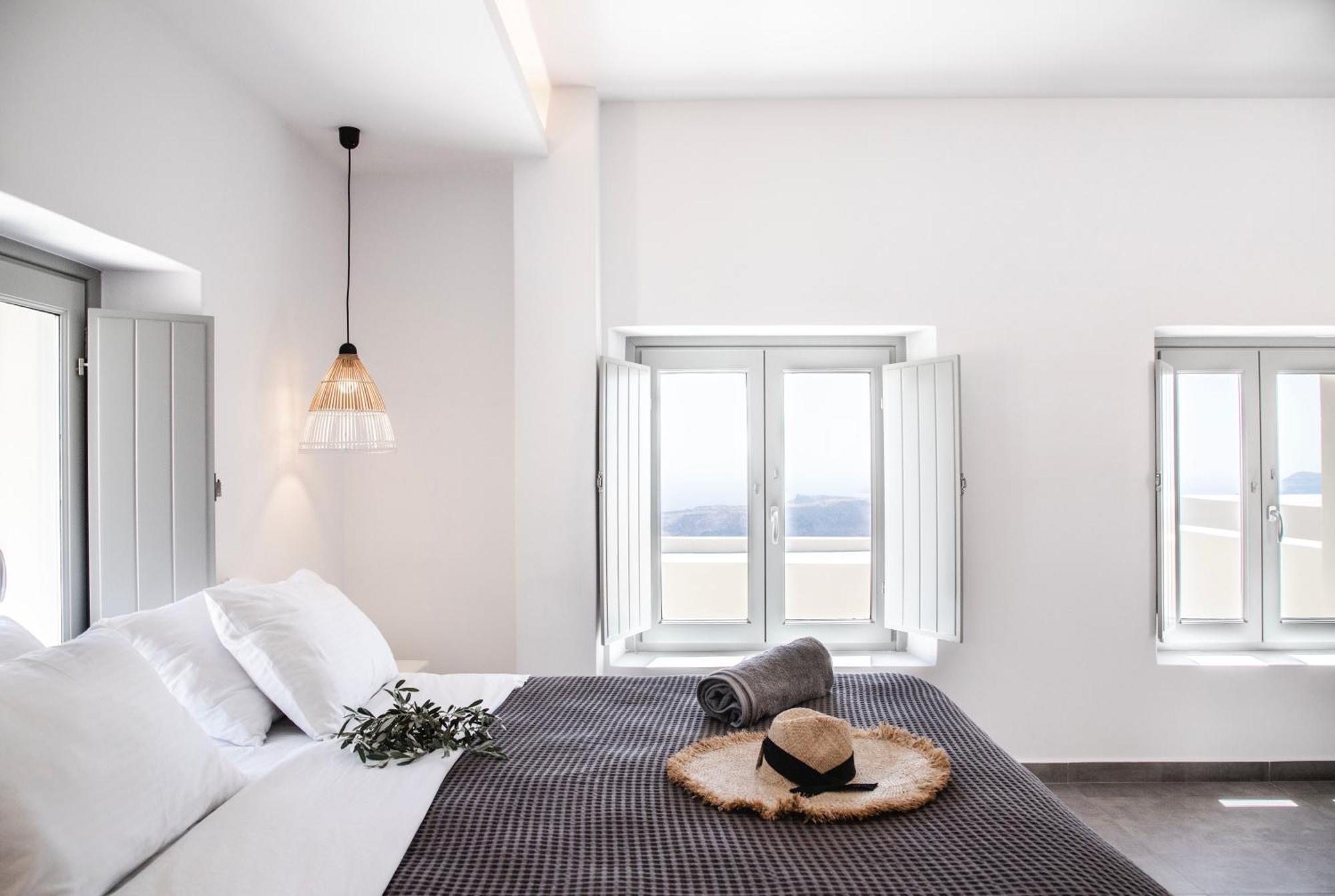 Caldera Cliff Illusion Apartahotel